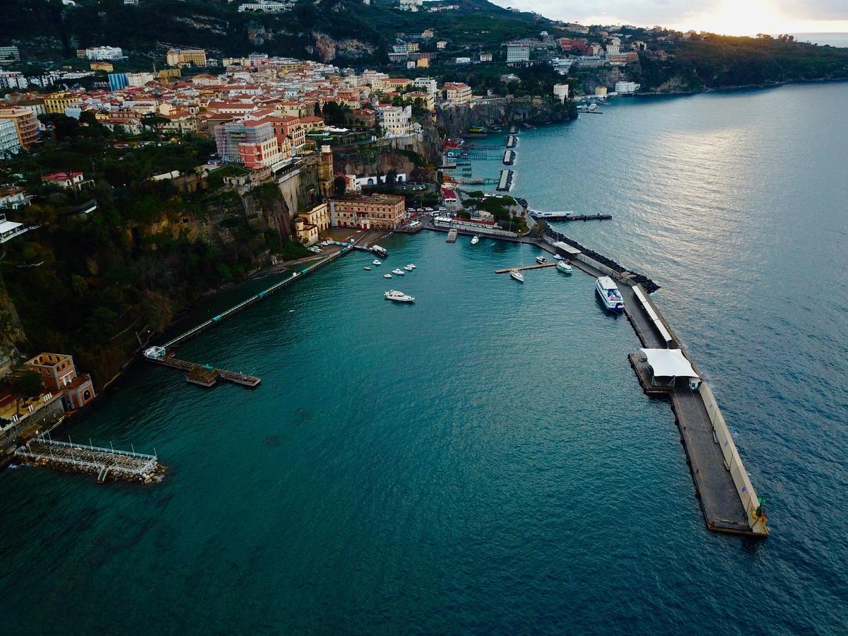 Yacht Club Capo Cervo Suites B&B ซอร์เรนโต ภายนอก รูปภาพ