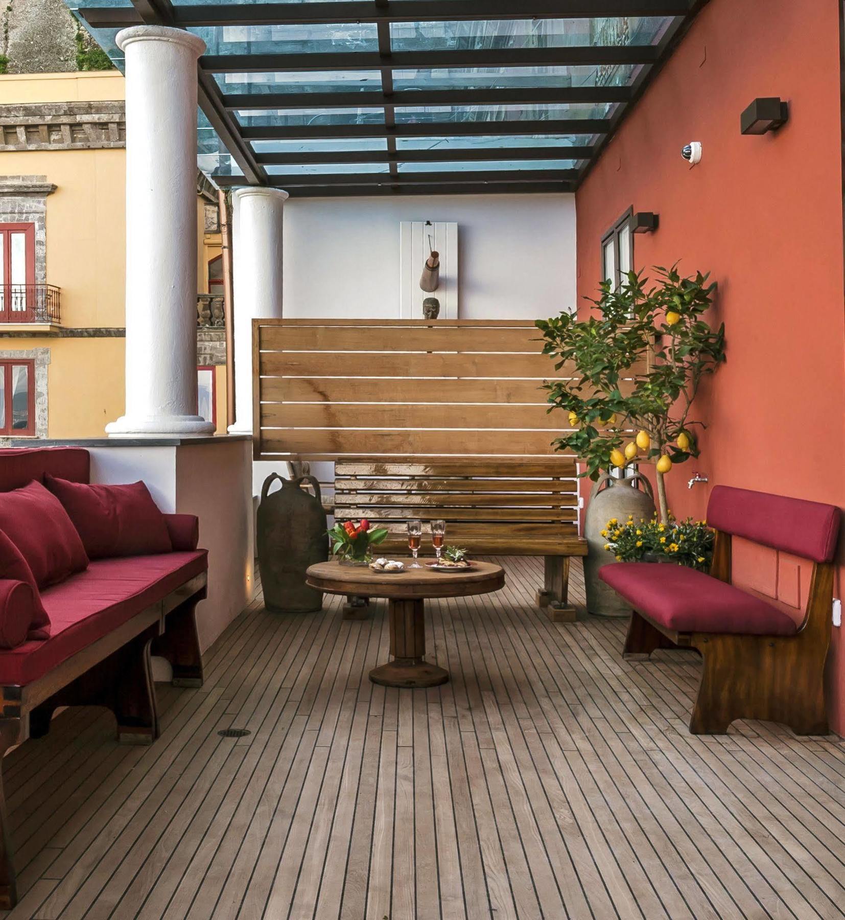 Yacht Club Capo Cervo Suites B&B ซอร์เรนโต ภายนอก รูปภาพ