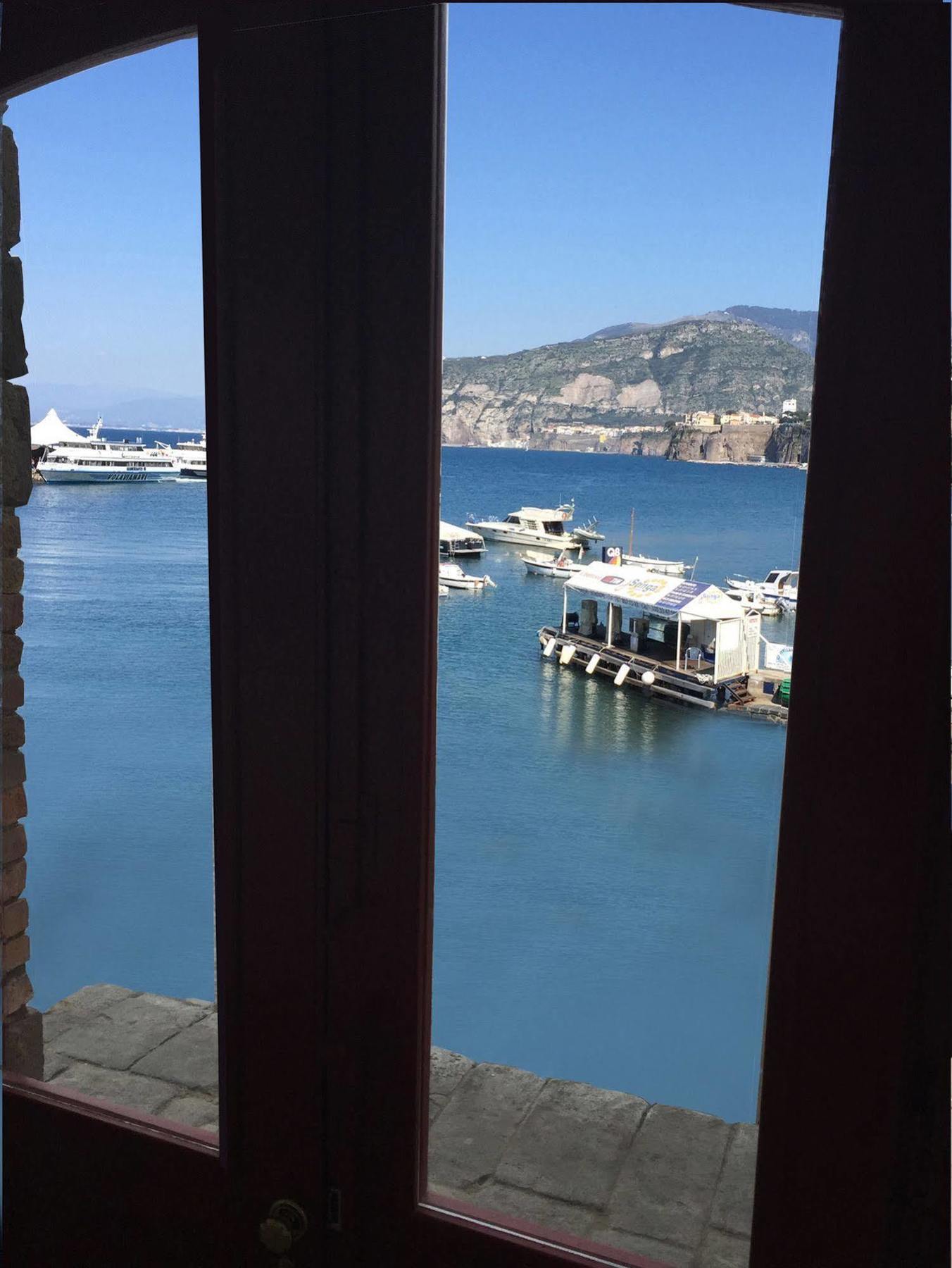 Yacht Club Capo Cervo Suites B&B ซอร์เรนโต ภายนอก รูปภาพ