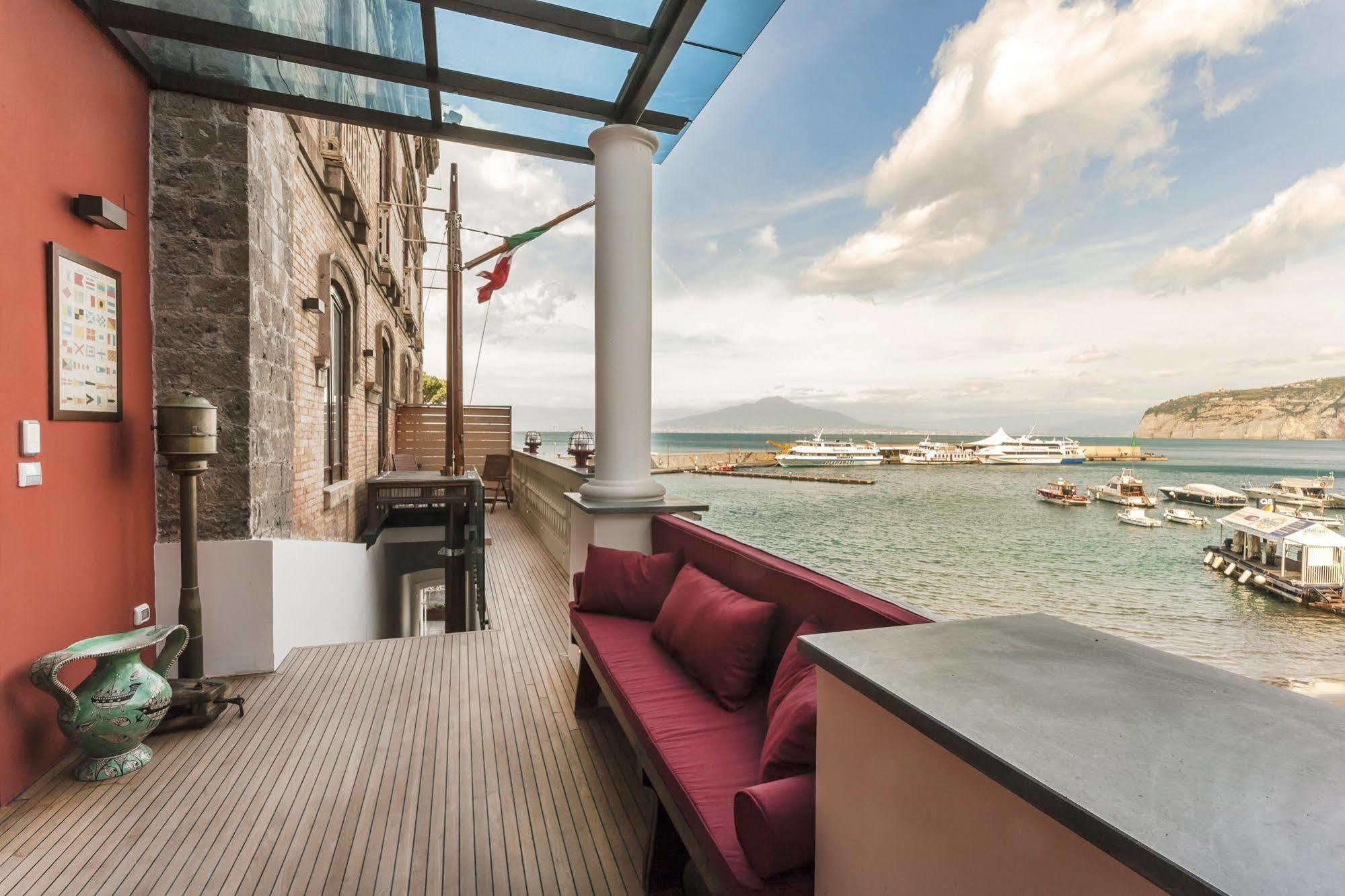 Yacht Club Capo Cervo Suites B&B ซอร์เรนโต ภายนอก รูปภาพ