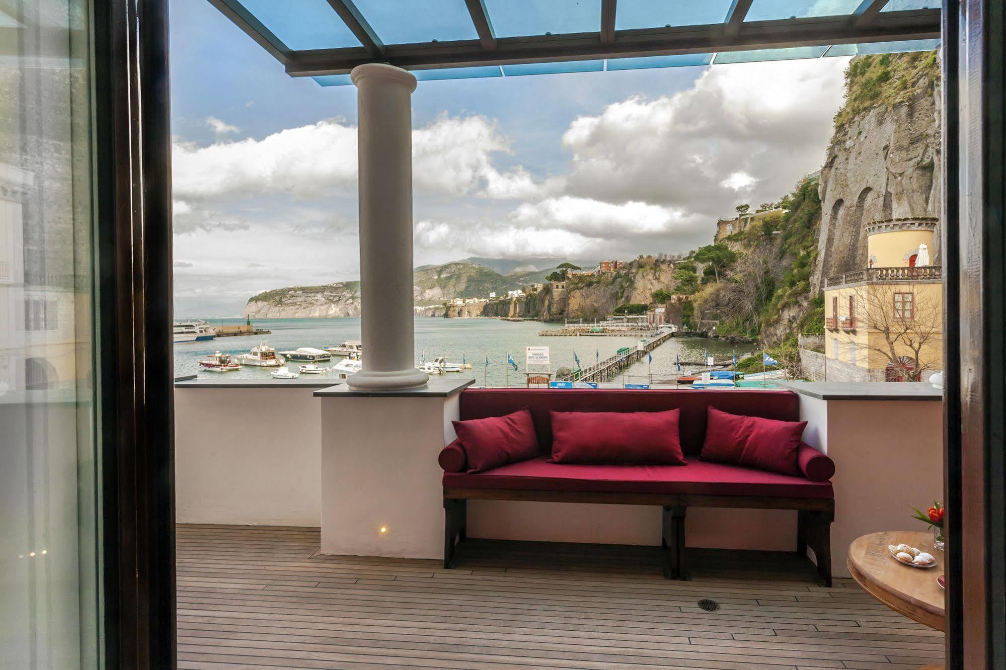 Yacht Club Capo Cervo Suites B&B ซอร์เรนโต ภายนอก รูปภาพ