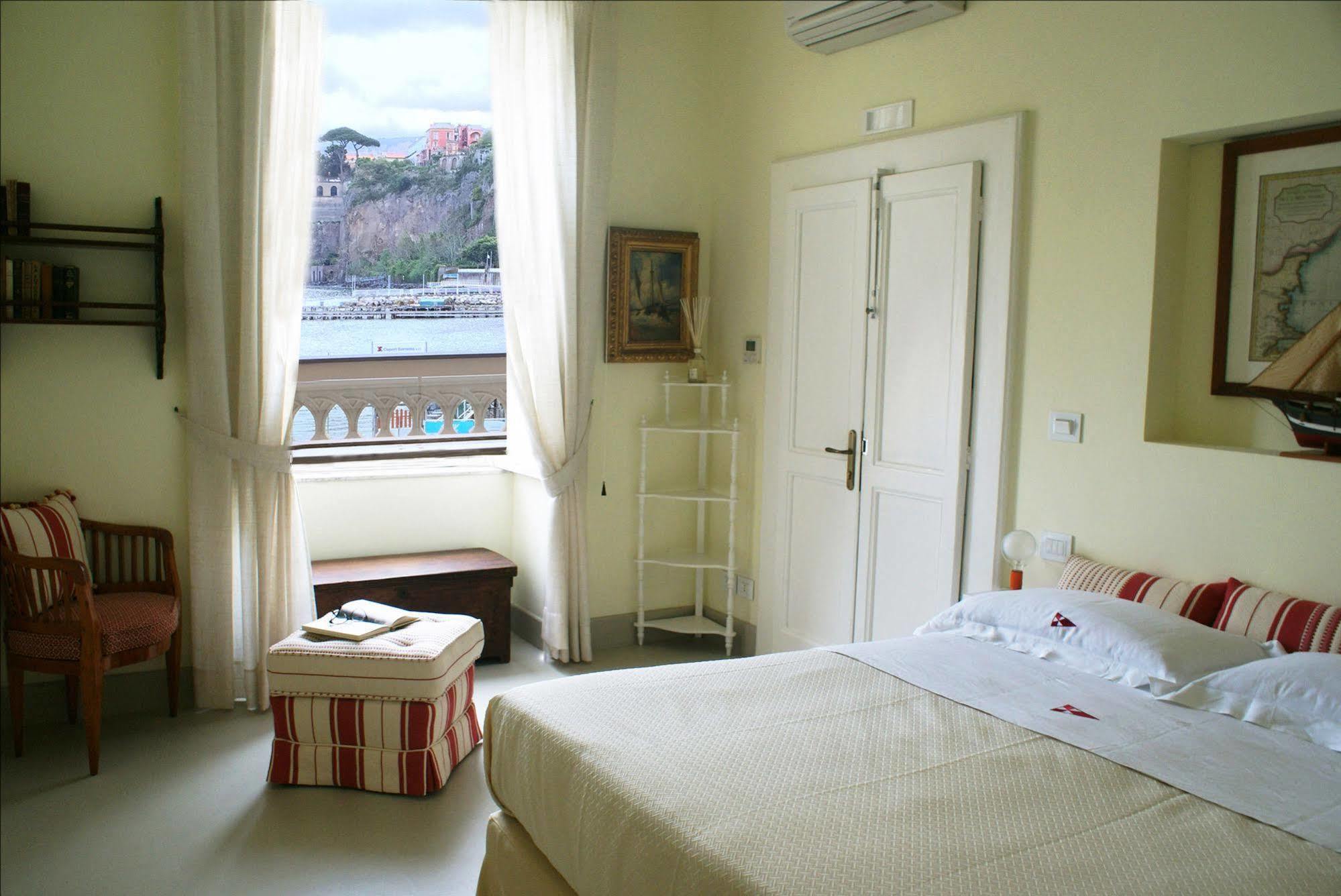 Yacht Club Capo Cervo Suites B&B ซอร์เรนโต ภายนอก รูปภาพ