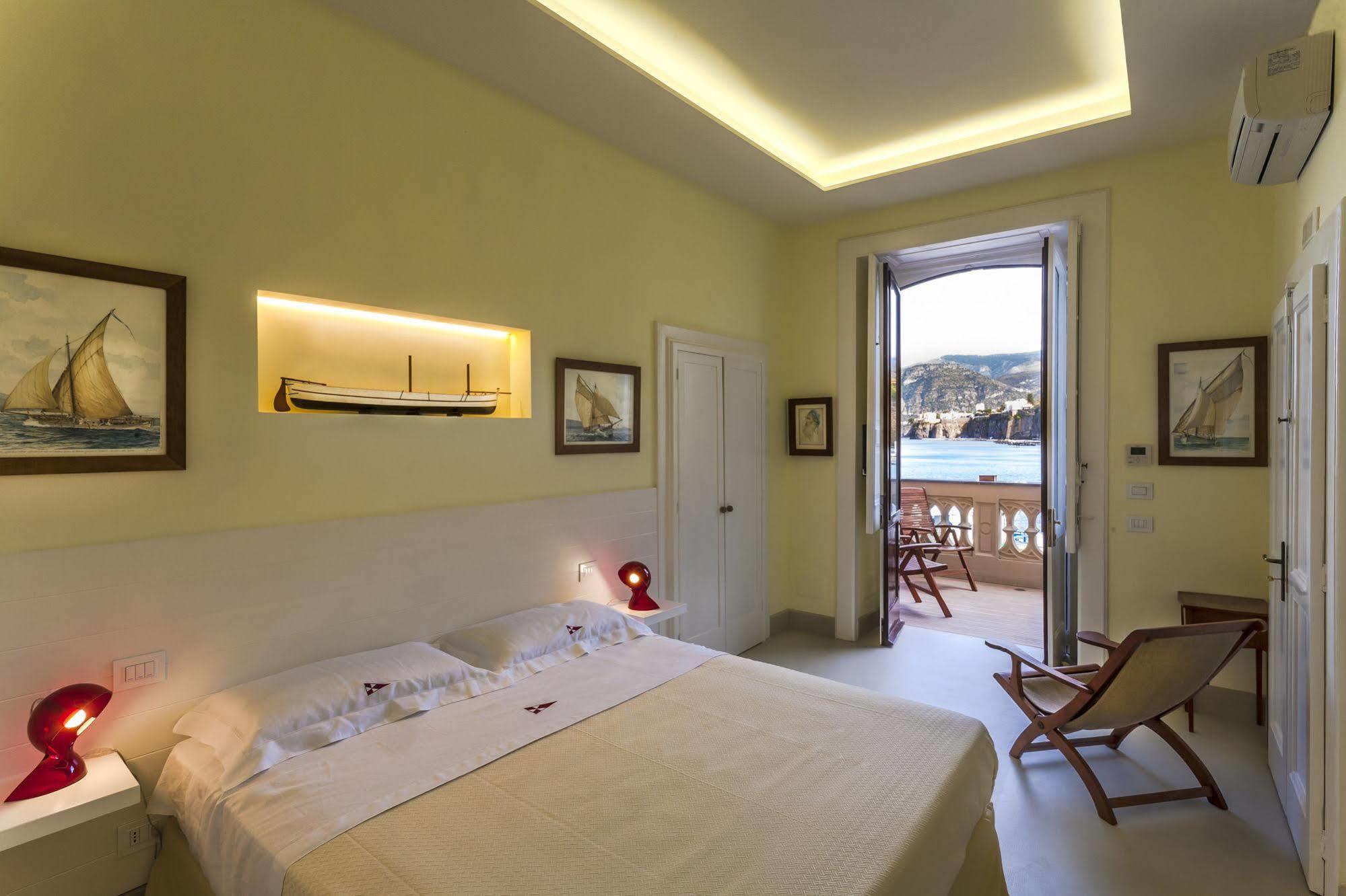 Yacht Club Capo Cervo Suites B&B ซอร์เรนโต ภายนอก รูปภาพ