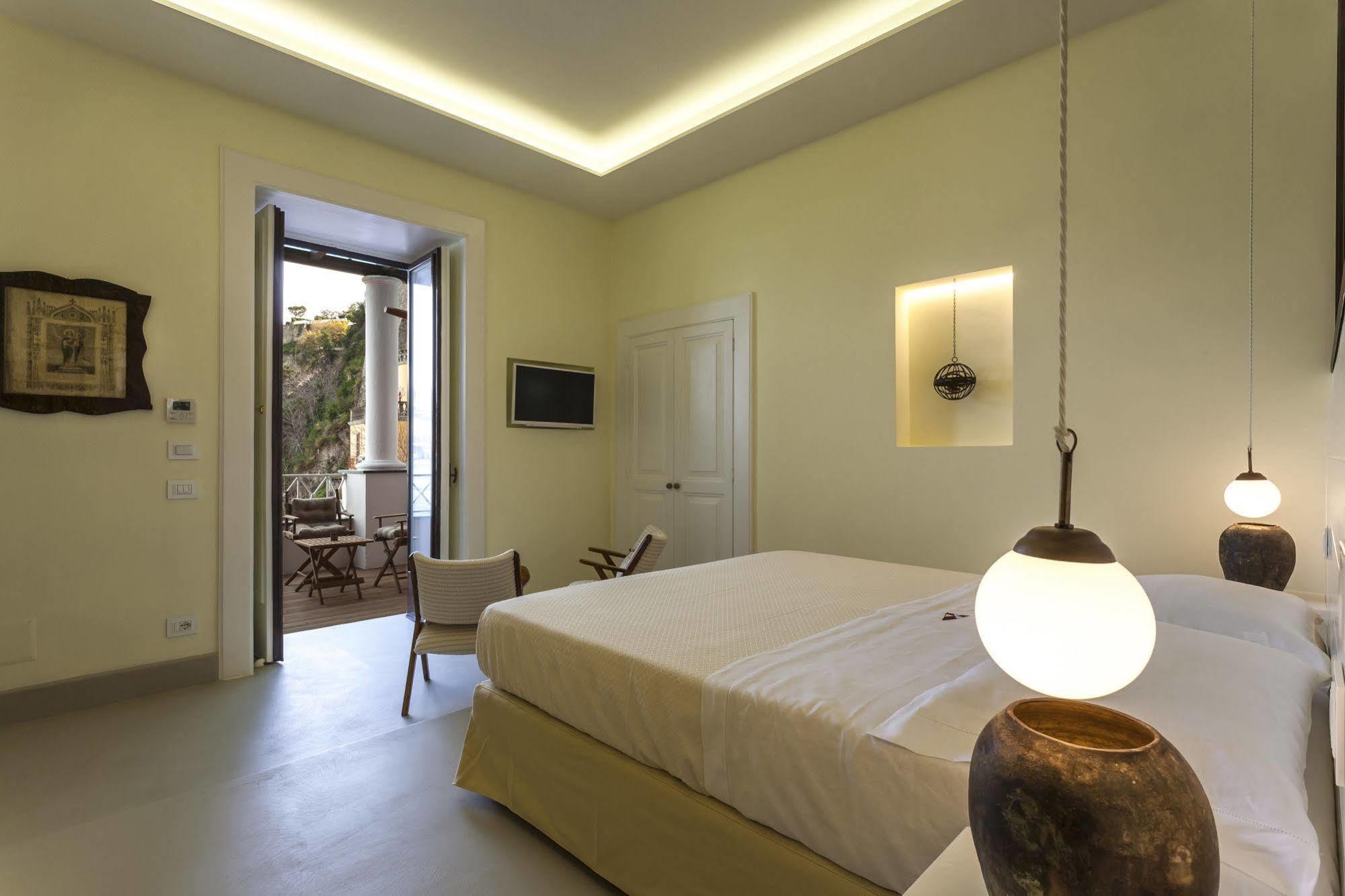 Yacht Club Capo Cervo Suites B&B ซอร์เรนโต ภายนอก รูปภาพ