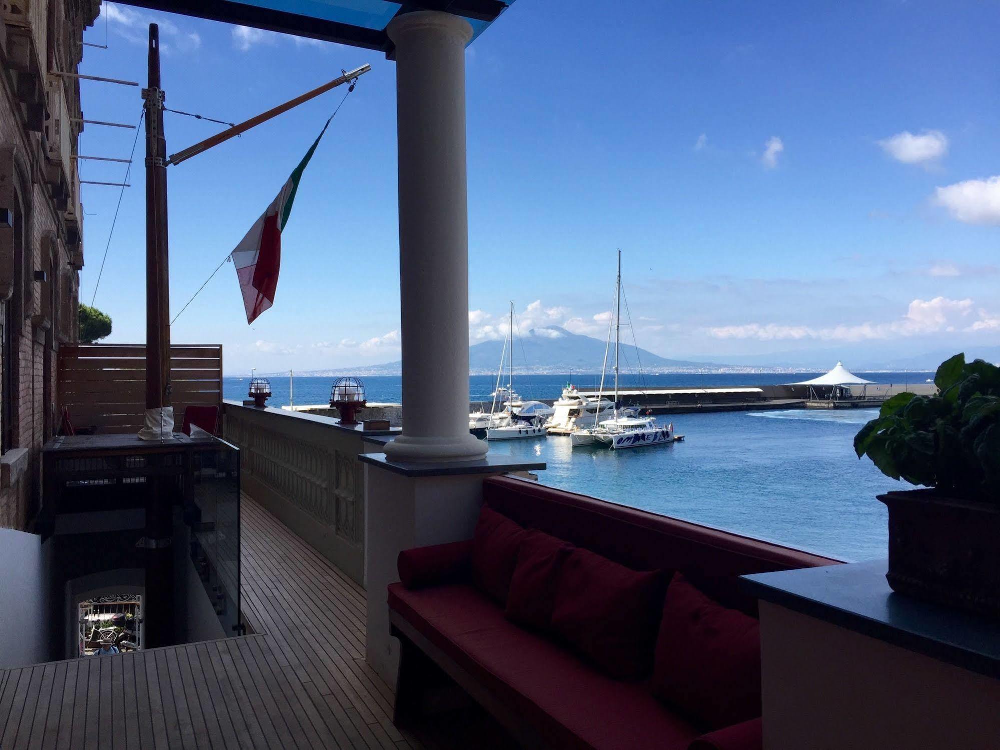Yacht Club Capo Cervo Suites B&B ซอร์เรนโต ภายนอก รูปภาพ