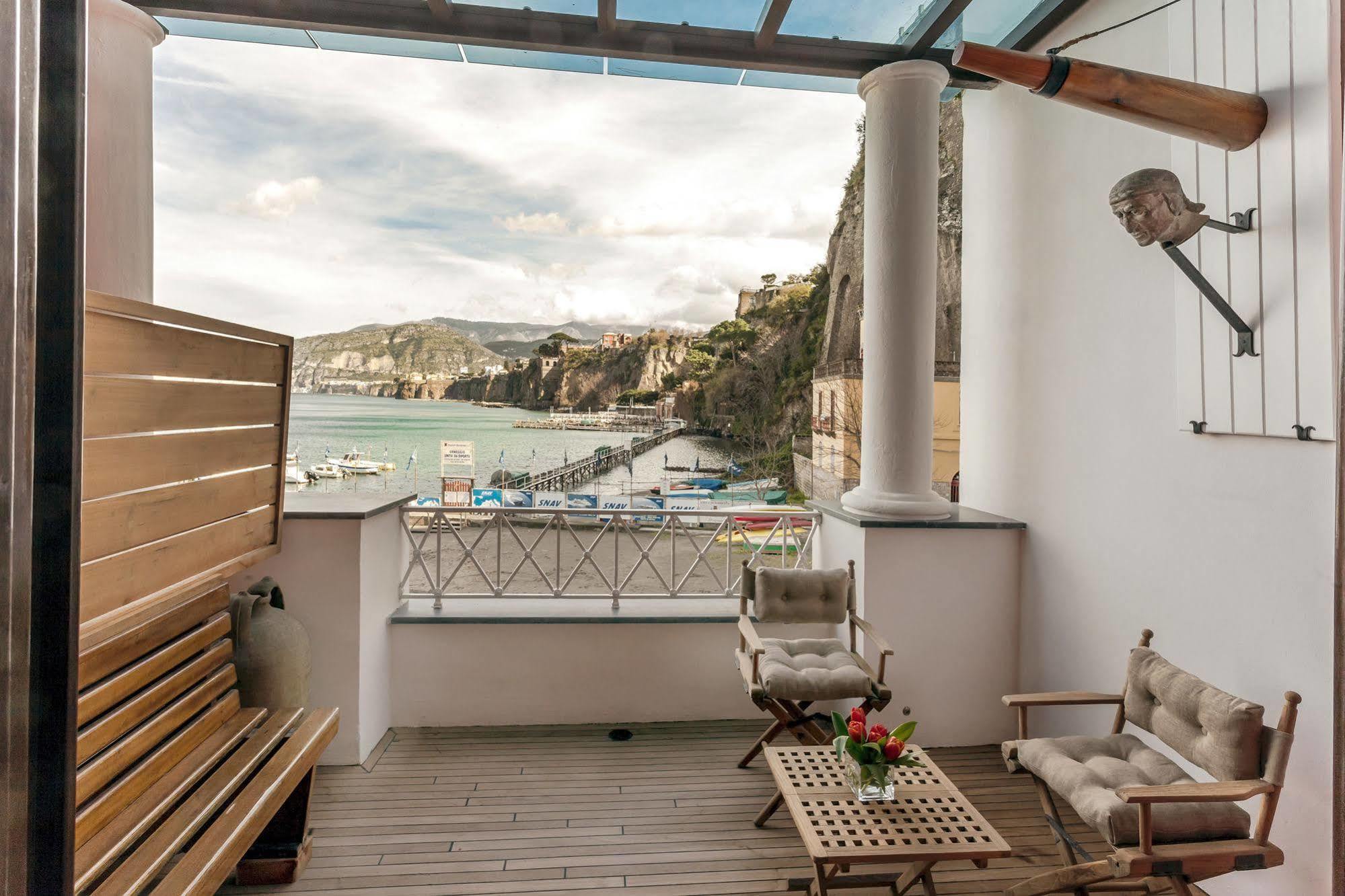 Yacht Club Capo Cervo Suites B&B ซอร์เรนโต ภายนอก รูปภาพ