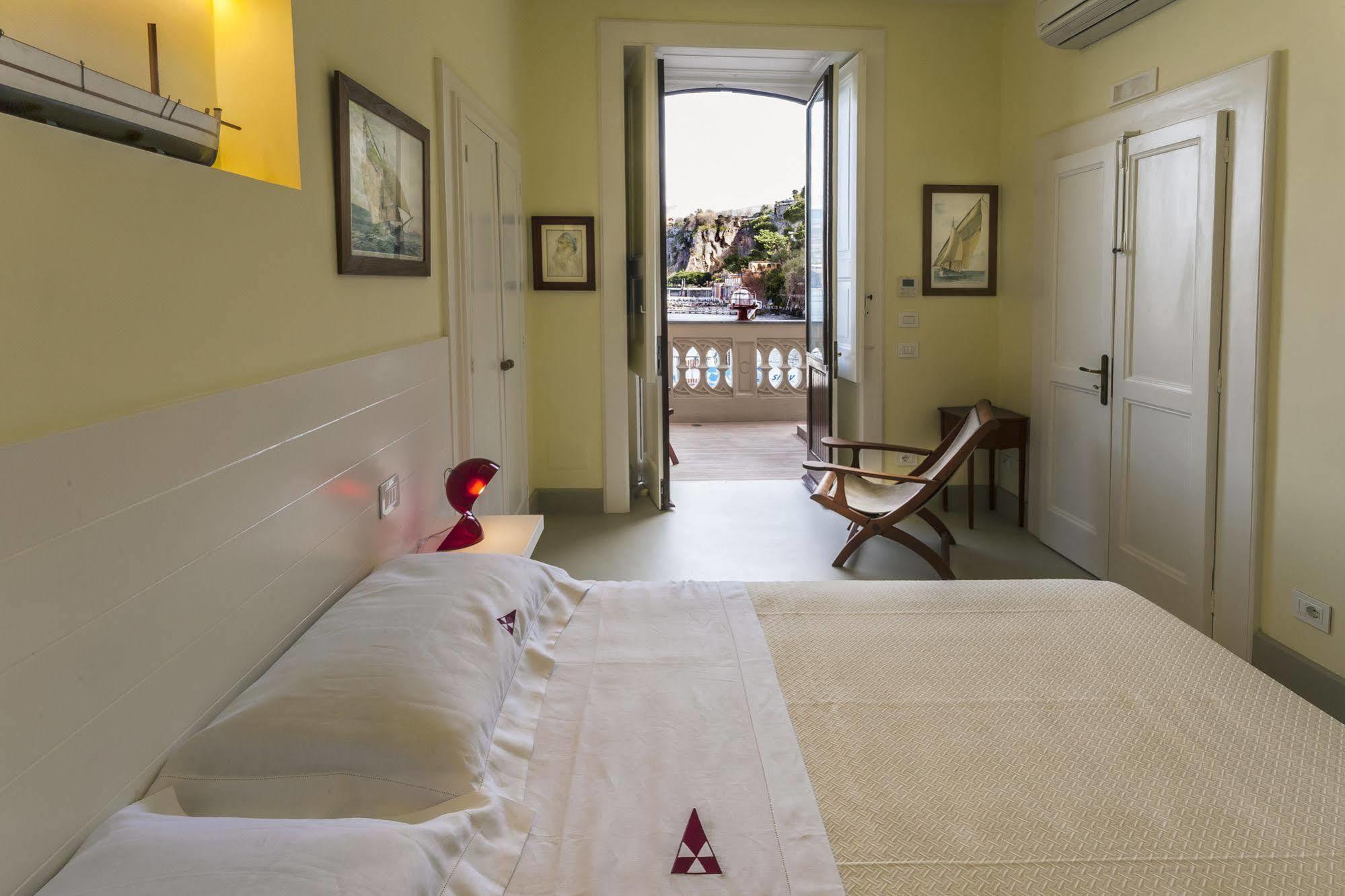 Yacht Club Capo Cervo Suites B&B ซอร์เรนโต ภายนอก รูปภาพ