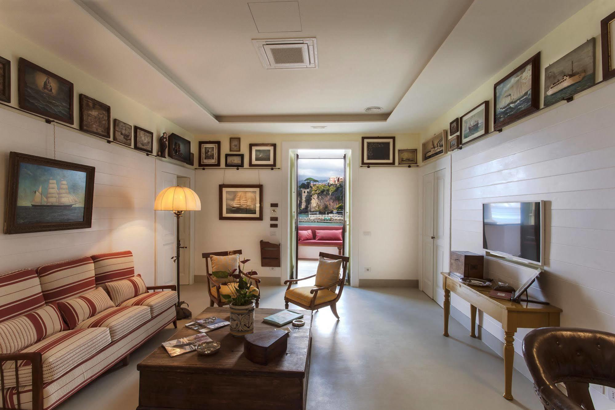 Yacht Club Capo Cervo Suites B&B ซอร์เรนโต ภายนอก รูปภาพ