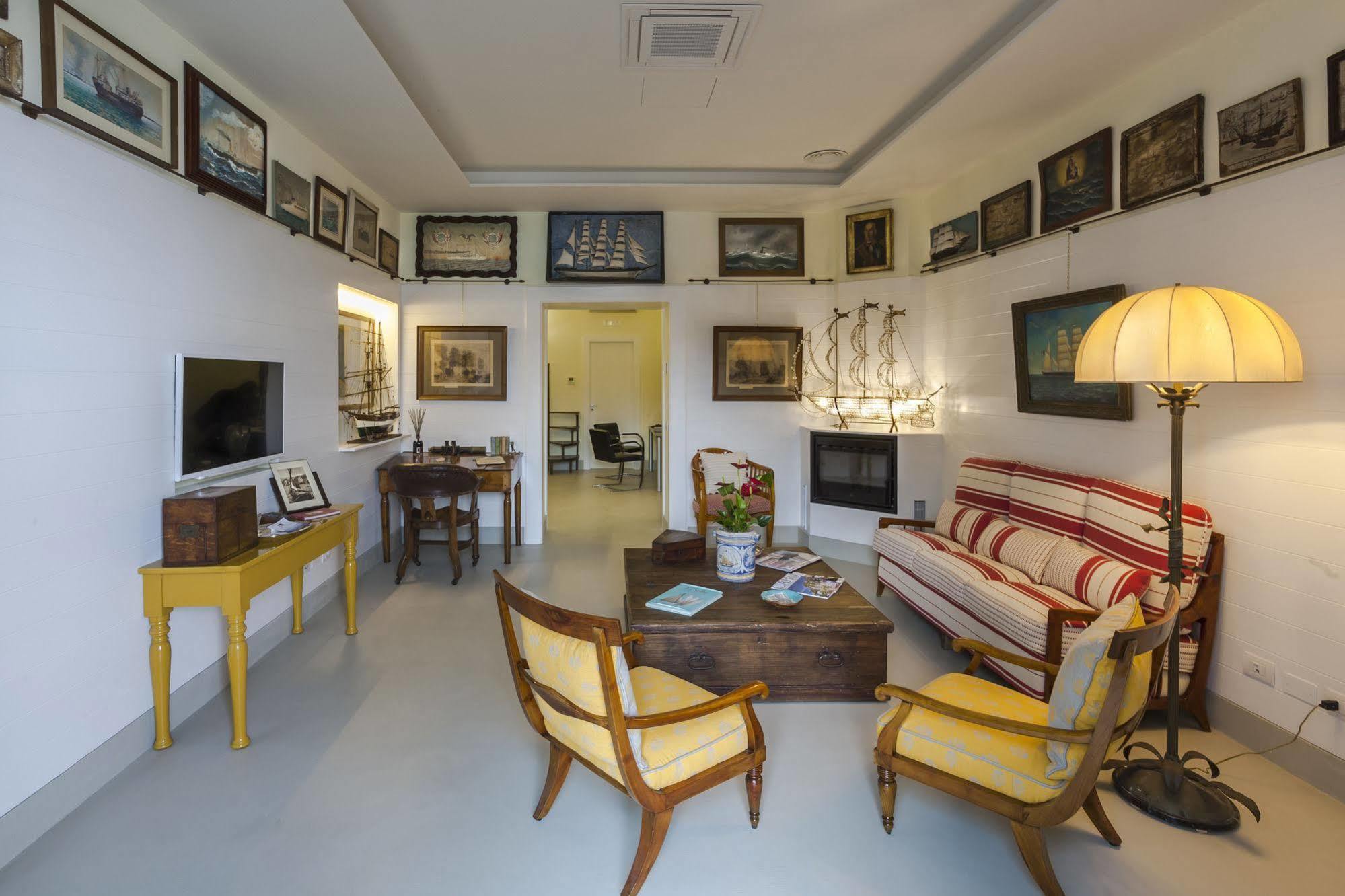 Yacht Club Capo Cervo Suites B&B ซอร์เรนโต ภายนอก รูปภาพ