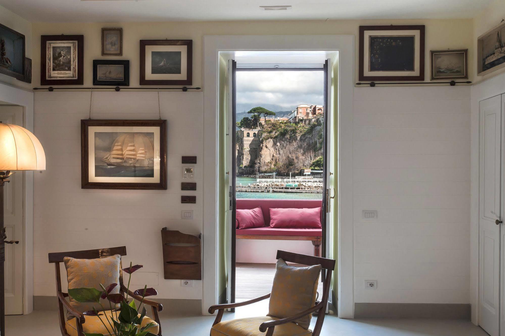 Yacht Club Capo Cervo Suites B&B ซอร์เรนโต ภายนอก รูปภาพ